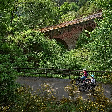 Radfahrerinnen Höhe des Wittlicher Viadukts auf dem Maare-Mosel-Radweg