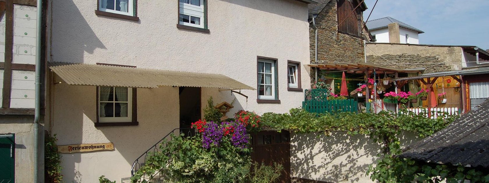 Außenansicht des Kastanienhofs Weingut Esseln