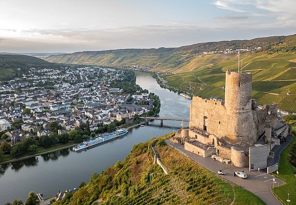 Blick auf die Burg Landshut und die Mosel bei Bernkastel-Kues