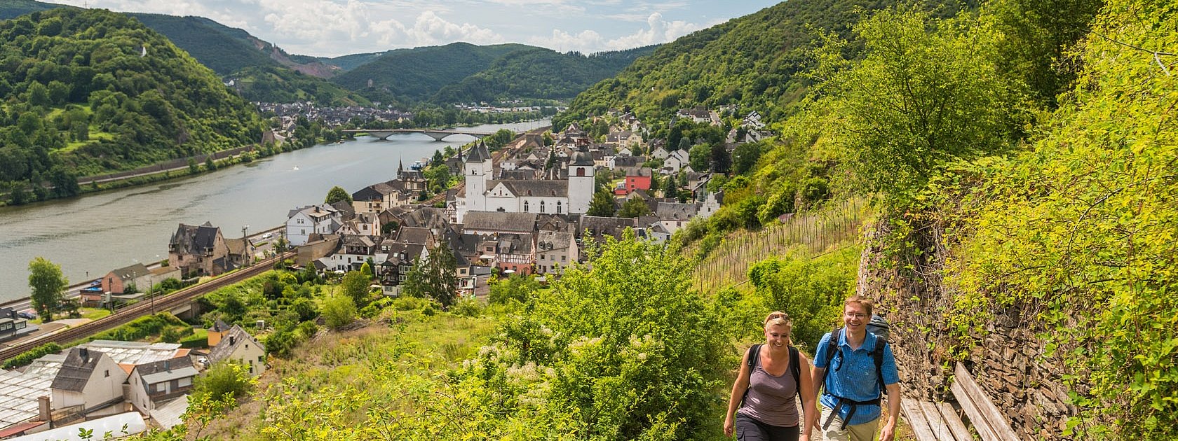 Aufstieg auf steilem Schieferpfad: Aussicht auf Treis-Karden mit St. Kastor