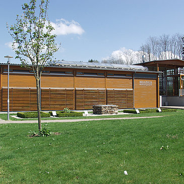 Das Bild zeigt das Gebäude des Kulturzentrum Belginum Archäologiepark.
