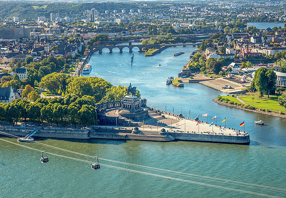 Das Bild zeigt das deutsche Eck in Koblenz. Hier fließt die Mosel in den Rhein