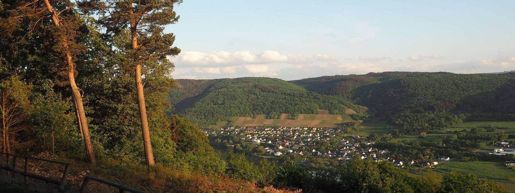 Ruhebank mit Blick auf Andel und die Mosel