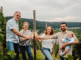 Familie Quint im Weinberg