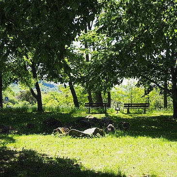 Rastbänke am Ortsausgang von Klausen