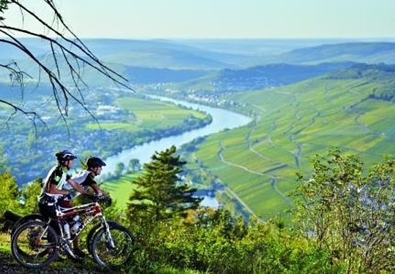 Mountainbiken mit Moselpanorama: Blick auf Bernkastel-Kues