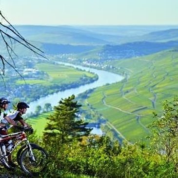 Mountainbiken mit Moselpanorama: Blick auf Bernkastel-Kues