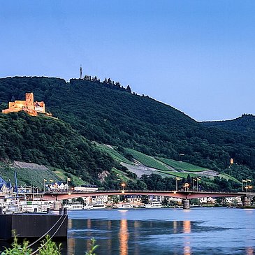 Die neu-restaurierte Burg Landshut über der Mosel bei Bernkasetel-Kues