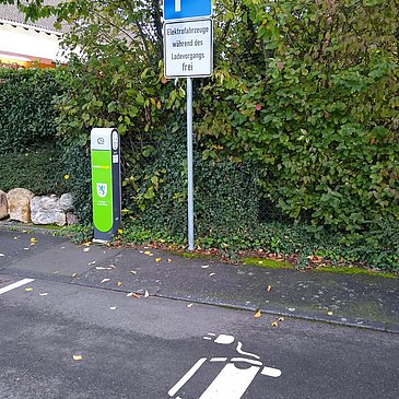 Ladestation mit Schild