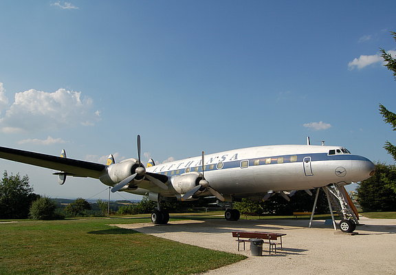 Das Bild zeigt ein Flugzeug in einer Flugzeugausstellung.