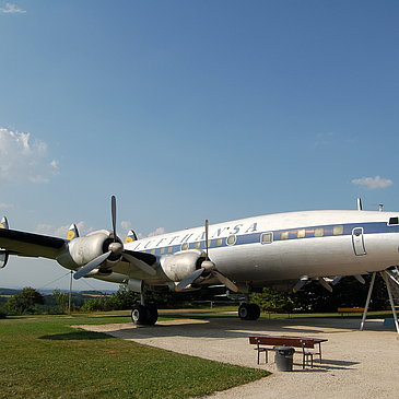 Das Bild zeigt ein Flugzeug in einer Flugzeugausstellung.