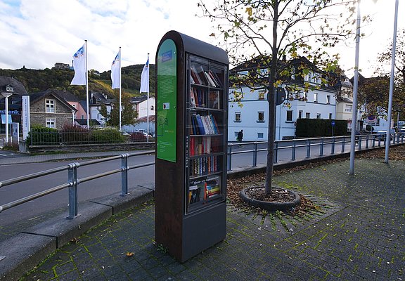 Bücherschrank an der Güterhalle 3