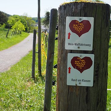 Schild des " Wein-Wallfahrtswegs"