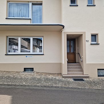 Haupteingang mit Parkplatz