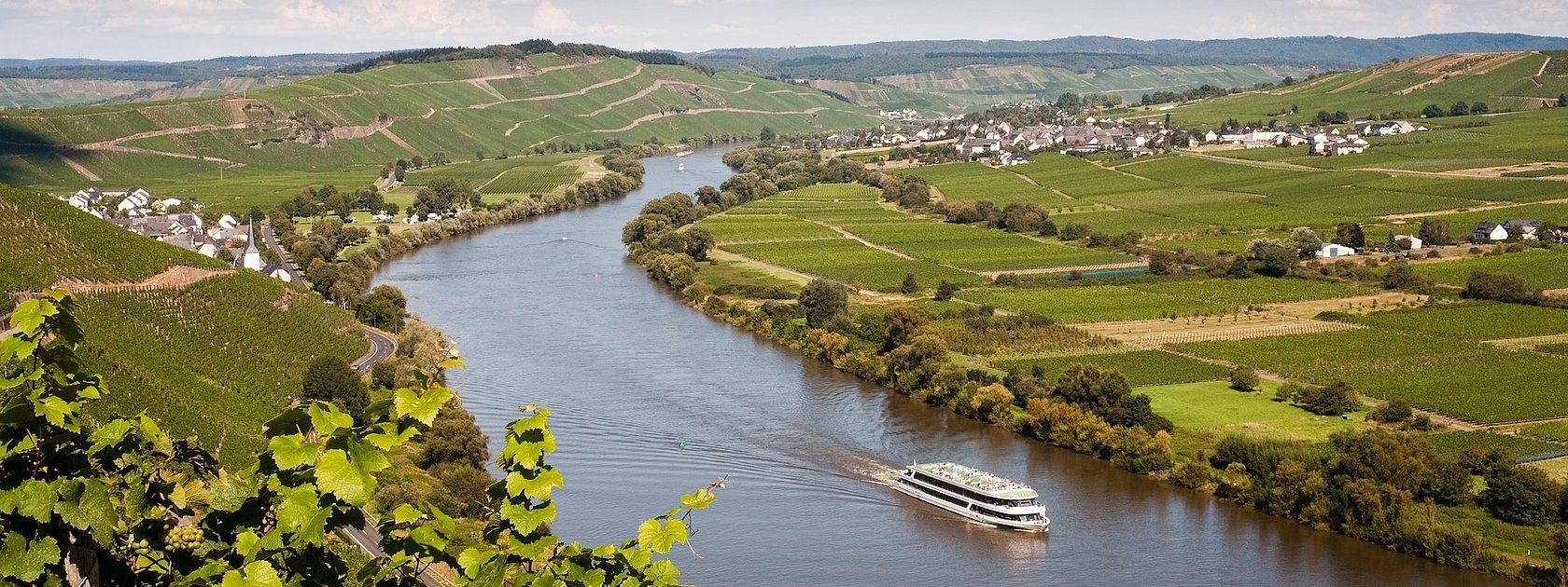 Mosel mit Kreuzfahrtschiff und Blick auf Kesten