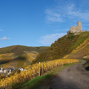 Blick auf die Burg und Bernkatel im Herbst
