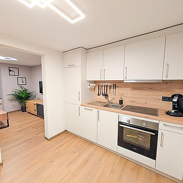 Vollausgestattete Küche mit Wohnzimmer