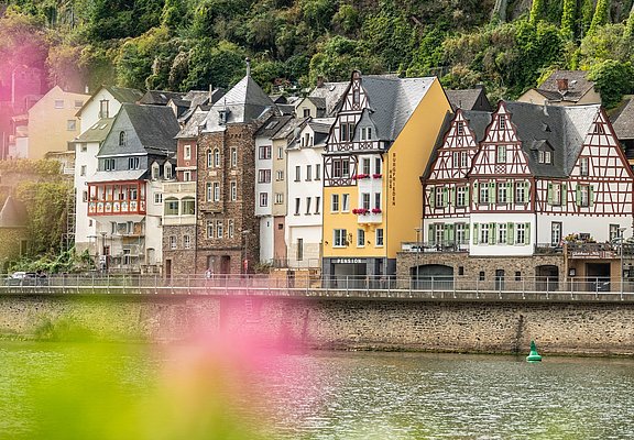 Häuser am Moselufer neben dem Mosel-Radweg bei Cochem