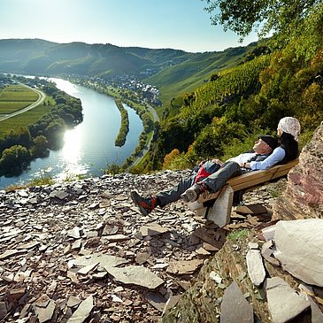 Blick vom Klettersteig auf die Mosel und  Ürzig