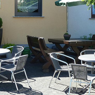Sitzplätze vor dem Weingut