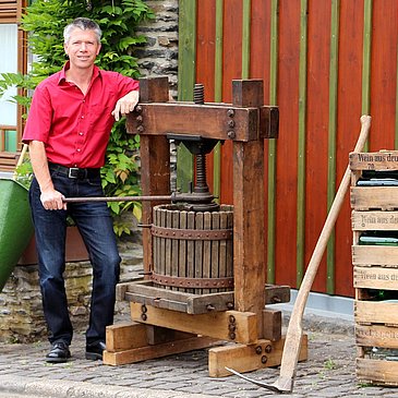 Winzer Schmitges und Weinpresse