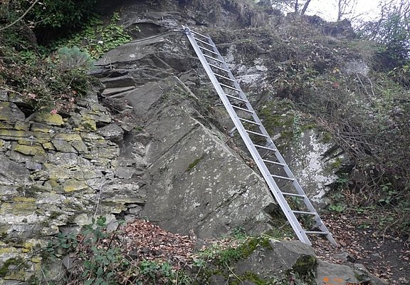 Eiserne Leiter über eine Felsklippe bei Hatzenport