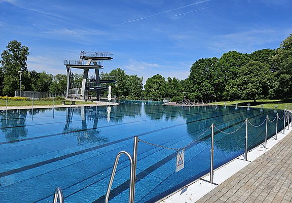 Das Bild zeigt das Freibad "SüdBad" in Trier.