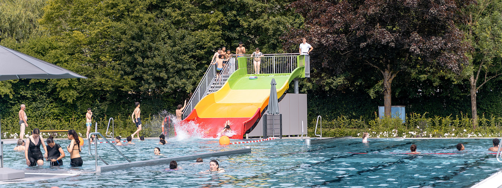 Das Bild zeigt das Freibad des Vitelliusbads Wittlich mit einer kleinen Rutsche.