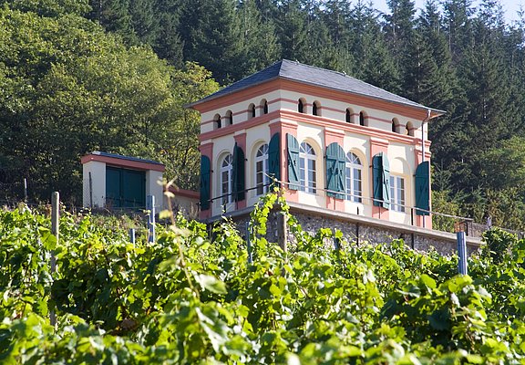 Außenansicht des Elisenhäuschens in den Weinbergen