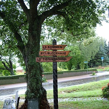Wegweiser am Ortseingang von Longkamp