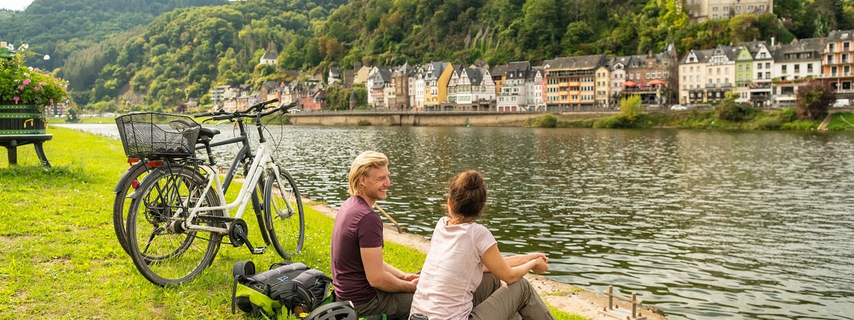 Rast am Moselufer neben dem Mosel-Radweg bei Cochem