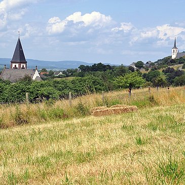Die Wallfahrtskirche von Klausen ist schon von weitem zu sehen.