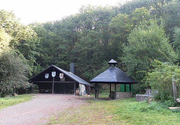 Grillhütte "Roter Bohles" im Wald von Veldenz