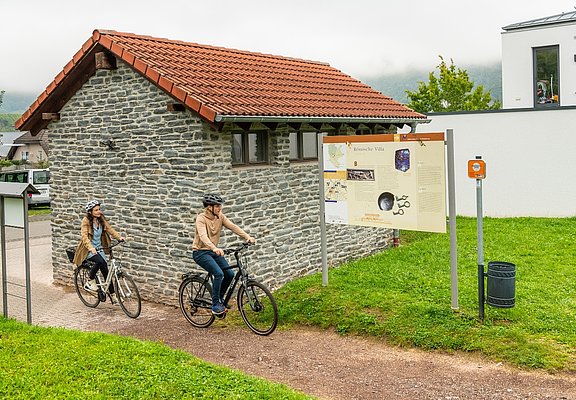 Mosel-Radweg bei der römischen Villa Mehring