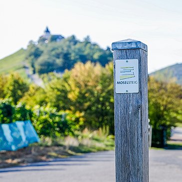 Wegemarkierung Moselsteig am Fuße der Marienburg zwischen Reil und Zell