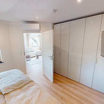 Separates Schlafzimmer mit Boxspringbett 180x200cm