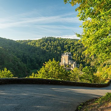 Ausblick vom Moselsteig auf die Burg Eltz
