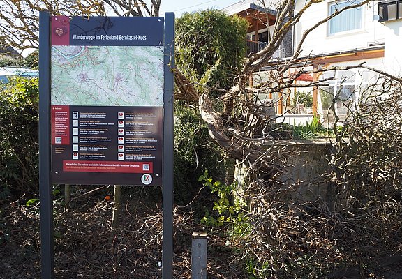 Informationstafel zu den Wanderwege der Region