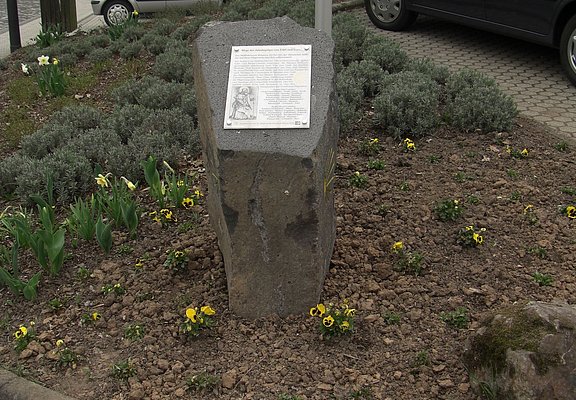 Klausen: Pilgerstein am Schnittpunkt Eifel-/Mosel-Camino