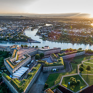 Das Bild zeigt die Festung Ehrenbreitstein hoch über dem Deutschen Eck in Koblenz, wo die Mosel in den Rhein fließt.