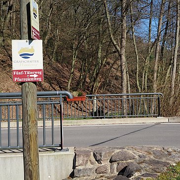 Beschilderung entlang des Weges