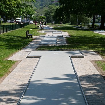 Minigolfbahn am Moselufer