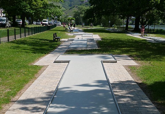 Minigolfbahn am Moselufer
