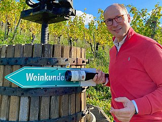 Stadtführer Sebastian Quint mit Weinkelter