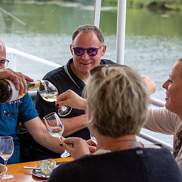 Weinprobe auf dem Schiff
