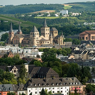 Blick vom Felsenweg auf die Trierer Altstadt mit Dom und Basilika