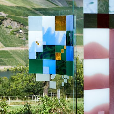 Glasskulpturen vor dem Weinberg