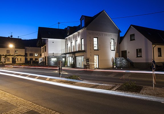 Außenansicht des Weingutes bei Nacht