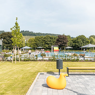 Das Bild zeigt eine Liegewiese und das Freibad des Vitelliusbads Wittlich