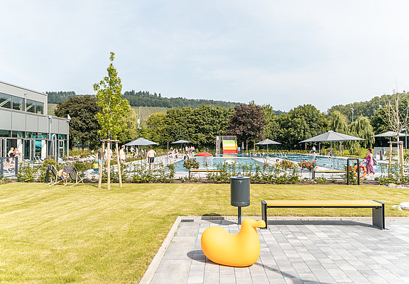 Das Bild zeigt eine Liegewiese und das Freibad des Vitelliusbads Wittlich